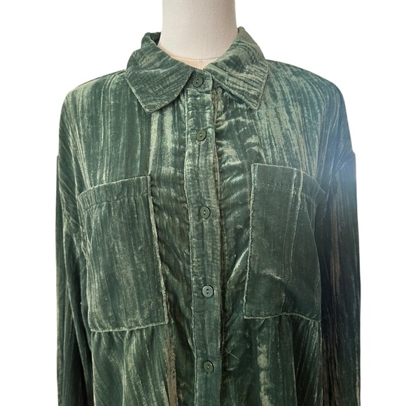 NEW Women's XL Green Crushed Velvet Soft Long Sleeve Casual Button-Up Top - Picture 2 of 5